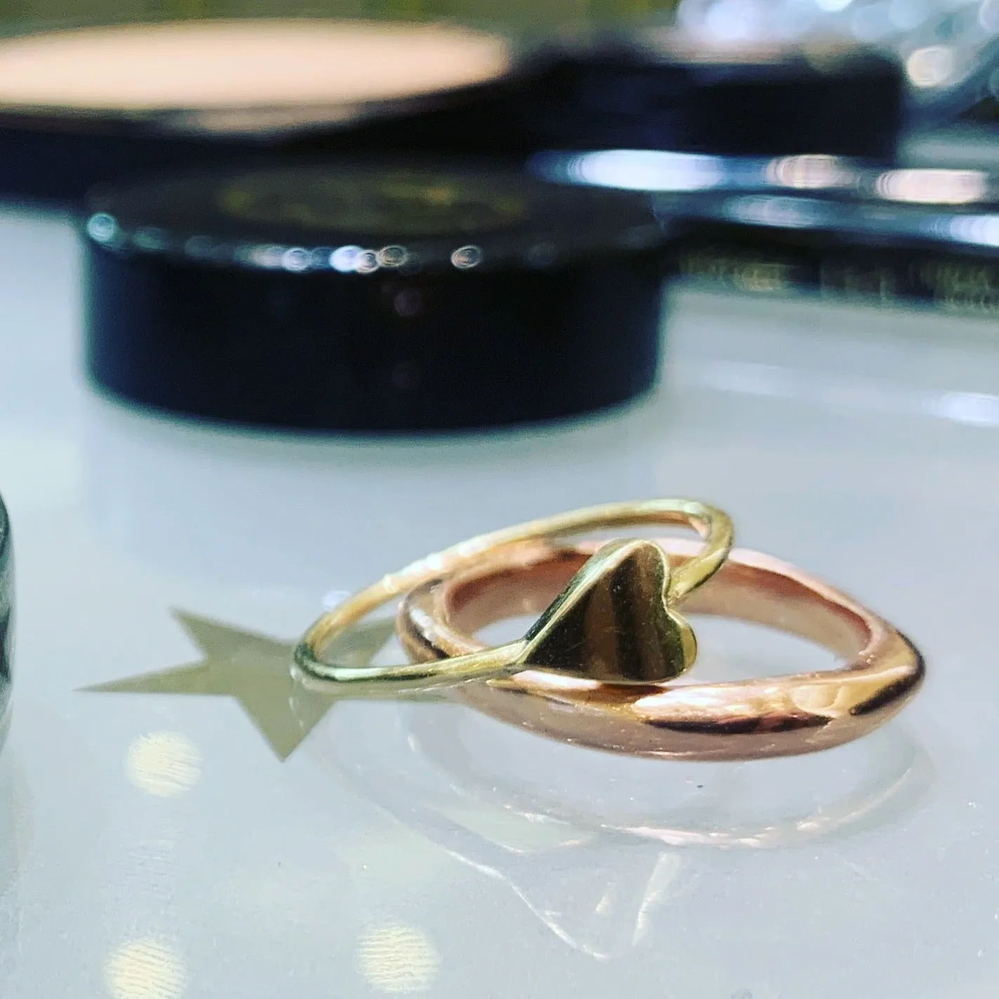 ARI HEART BAND RING