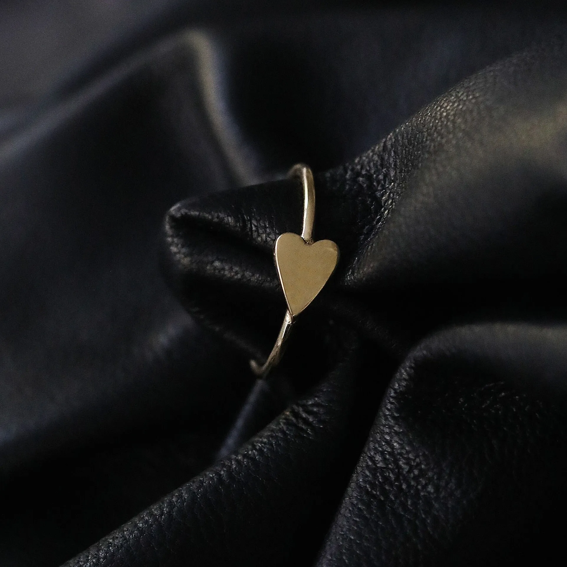 ARI HEART BAND RING