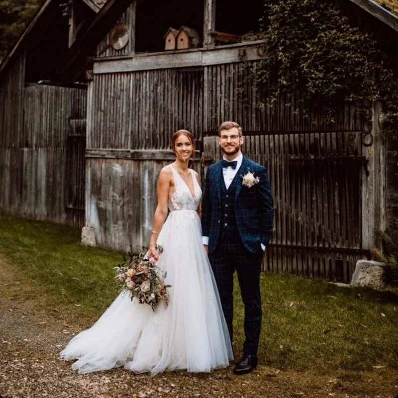 Luolandi A line Lace Appliques V Neck Backless Tulle Wedding Dresses Floor Length Beach Bride Gown Sexy